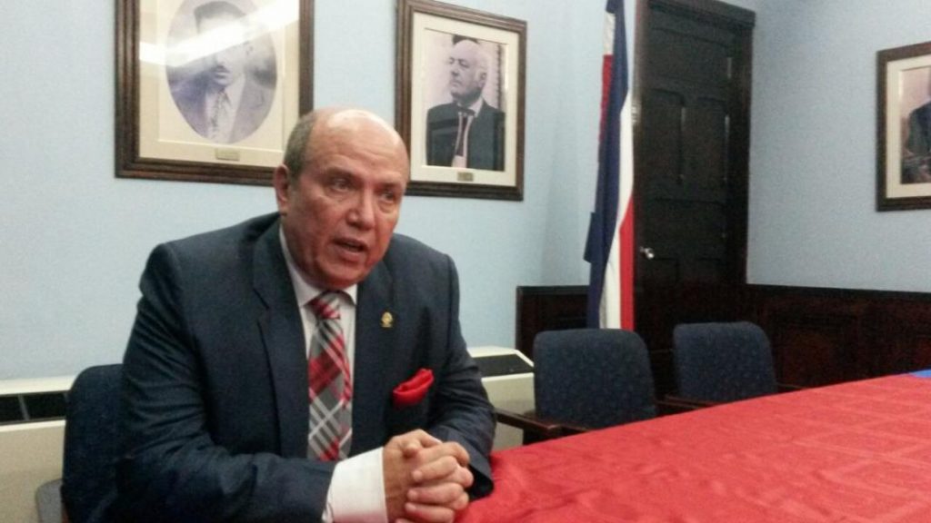 Diputado propone subir impuesto a gaseosas para garantizar acceso a medicamentos