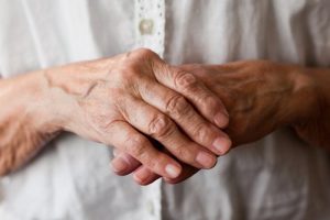 Artritis reumatoide ataca a dos mujeres por cada hombre