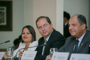 Gobierno acuerda que ministro de Comunicación no se refiera más a tema Brasil