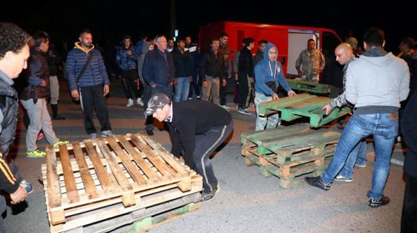 Un pueblo italiano montó barricadas para impedir la llegada de 20 refugiados