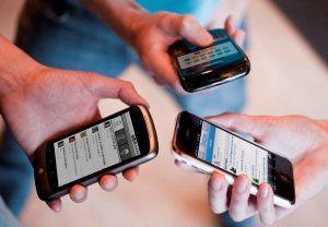 Operadores podrían fijar su propio margen de tarifas en telefonía móvil pospago