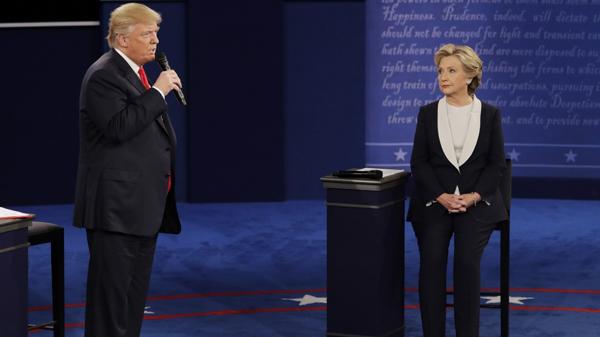 Donald Trump y Hillary Clinton chocaron en un debate marcado por los escándalos