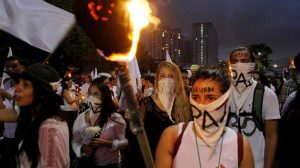 Miles marcharon en Medellín bajo la consigna: «La paz nos pertenece»