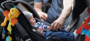 Tres conductores son multados cada día por llevar niños sin dispositivos de seguridad