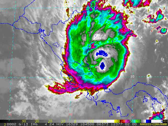 Otto sube a huracán categoría 2 con vientos de 155 km/h