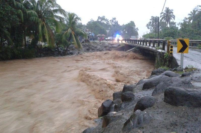 Lluvias dejan más de 380 personas evacuadas y 21 rutas afectadas