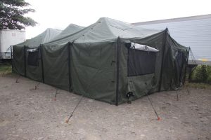 Gobierno reubica a migrantes en albergue temporal y desarma campamento en La Cruz