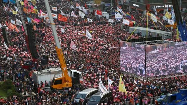 Miles de personas salieron a las calles de Corea del Sur para exigir la renuncia de la presidente