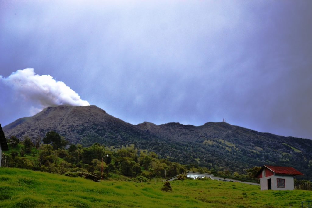 Volcán Turrialba podría volver a alcanzar columnas eruptivas de hasta 8km