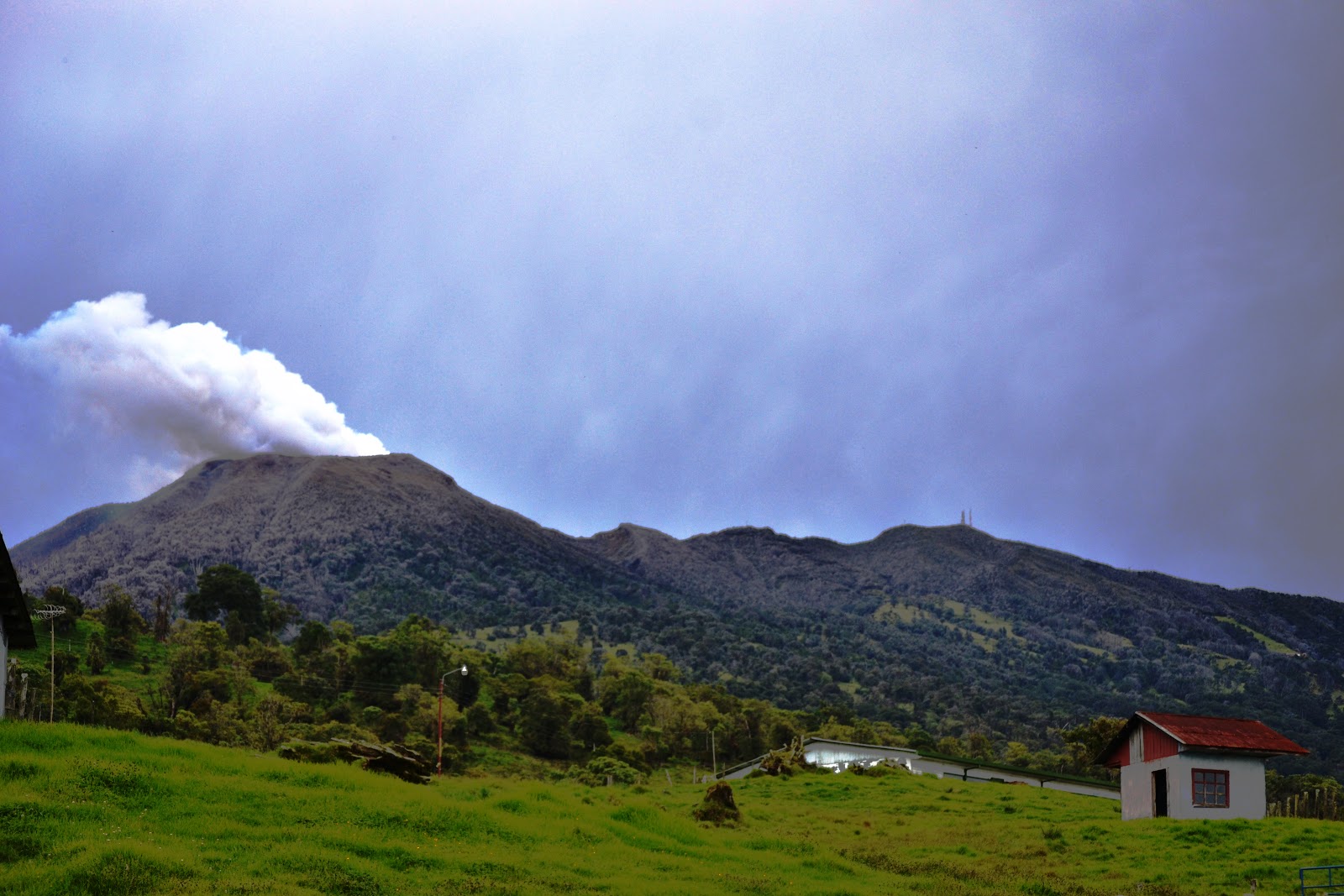 Especialistas piden no bajar la guardia ante prolongada calma de Volcán Turrialba