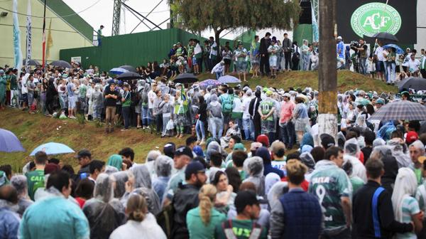 (Galería) Una multitud despidió en Chapecó a sus futbolistas bajo una lluvia torrencial