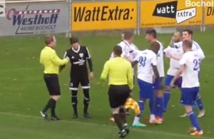 (Vídeo) Árbitro señaló un penal pero el jugador le confesó que no hubo falta