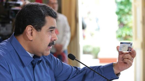 Nicolás Maduro presentó el «Carnet de la Patria» para regular el acceso a la comida