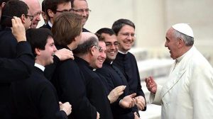 Grupos LGBT cuestionan al papa Francisco por prohibirles a los homosexuales ser sacerdotes