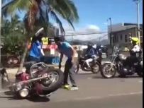 (Video) Motociclista protagoniza caída en la etapa 7 de la Vuelta a Costa Rica