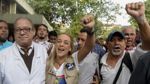 Lilian Tintori donó insumos médicos, y el régimen de Nicolás Maduro quiso arrestar a los trabajadores que los recibieron