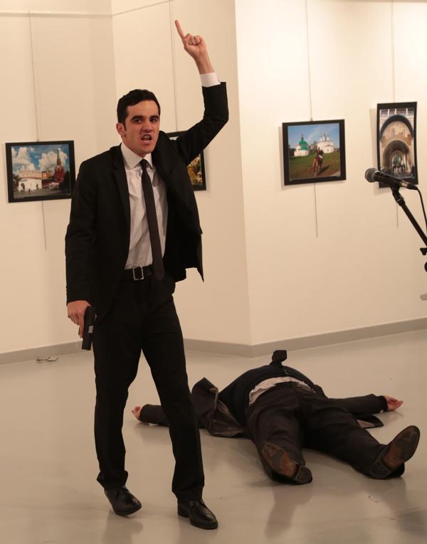 Murió en un atentado el embajador ruso en Turquía Andrei Karlov