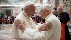El papa Francisco visitó a Benedicto XVI a horas de la Navidad
