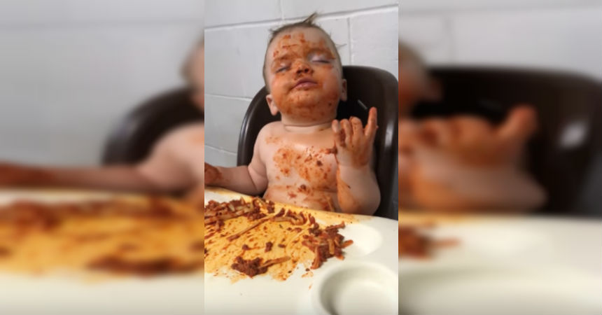 ¡Contra viento y marea! La particular forma de comer espaguetis de un niño que se volvió viral