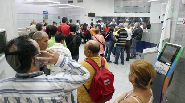Caos en los bancos de Venezuela tras el decreto de Nicolás Maduro