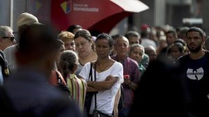 Caos por el billete de 100 bolívares: Nicolás Maduro lo prohibió pero los cajeros lo siguen entregando