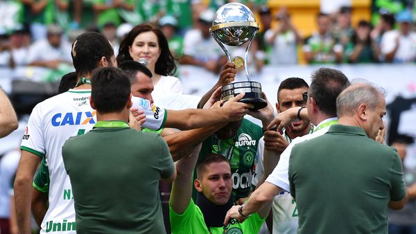 Los tres sobrevivientes del Chapecoense levantaron la Copa Sudamericana