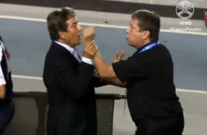 (Vídeo) Pinto tuvo fuerte discusión con el Bolillo Gómez y casi termina en golpes