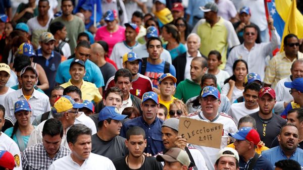 Miles de venezolanos salieron a las calles para exigir elecciones anticipadas