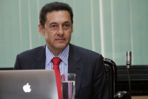 Álvarez Desanti inscribe precandidatura y minimiza encuestas desfavorables