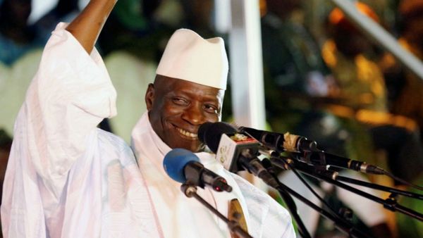 Expresidente de Gambia robó $11 millones, cargó un avión con sus autos de lujo y huyó del país