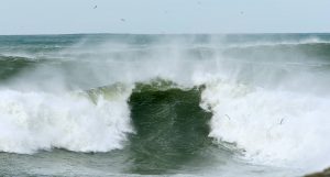 Sistema de baja presión provocará olas de hasta 3 metros esta semana en Limón
