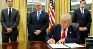 Donald Trump firmó el decreto para construir el muro con México