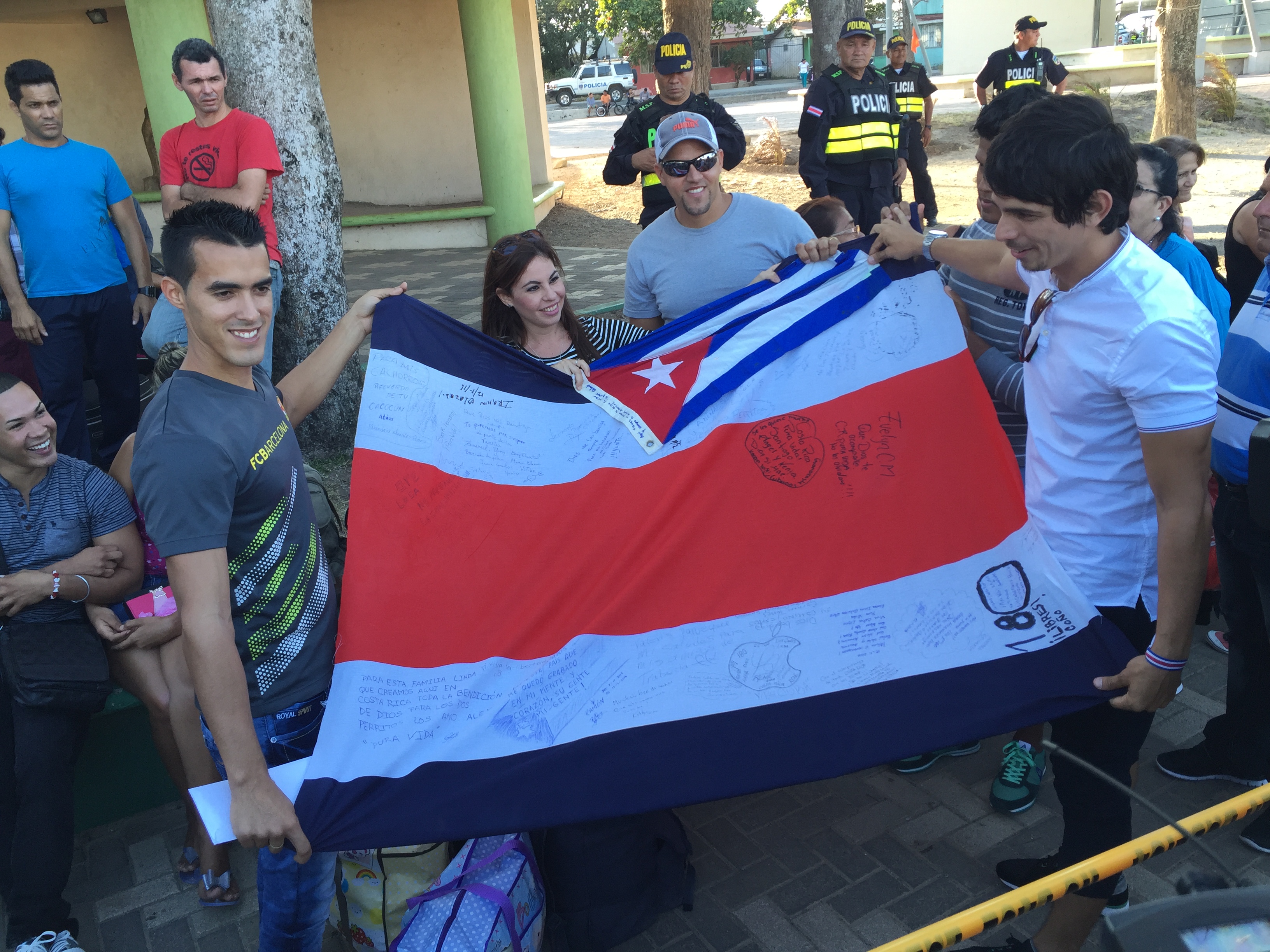 Costa Rica aún no encuentra un tercer país para deportar a 98 migrantes cubanos