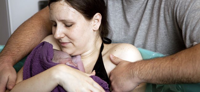 Colegio de enfermeras alerta sobre riesgos de partos atendidos en el hogar