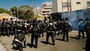 Las fuerzas chavistas reprimen a manifestantes opositores con gases lacrimógenos