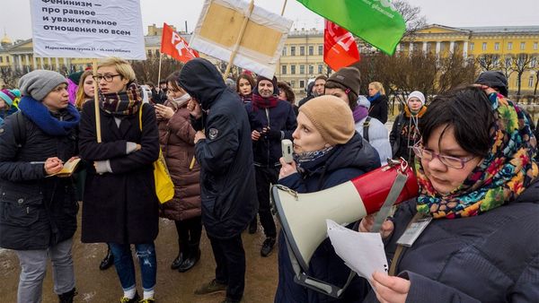Avanza la ley rusa que despenaliza la violencia contra la mujer cuando no causa daños graves