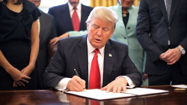 Donald Trump evalúa deportar a los inmigrantes “dependientes” de la ayuda pública