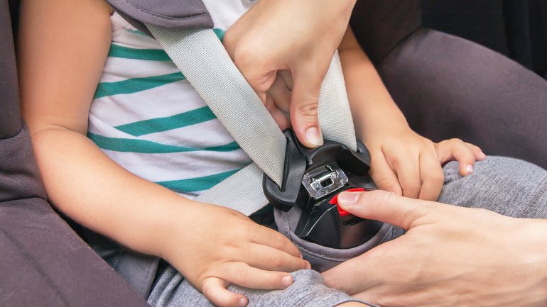 Tránsito multó a 1067 conductores por transportar niños sin el dispositivo de seguridad