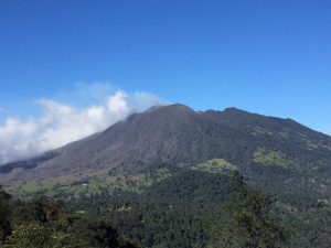 Volcán Turrialba registró expulsión de material incandescente durante cuatro horas