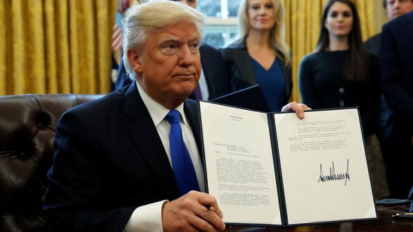 Mil diplomáticos estadounidenses firmaron el documento en rechazo del decreto migratorio de Donald Trump