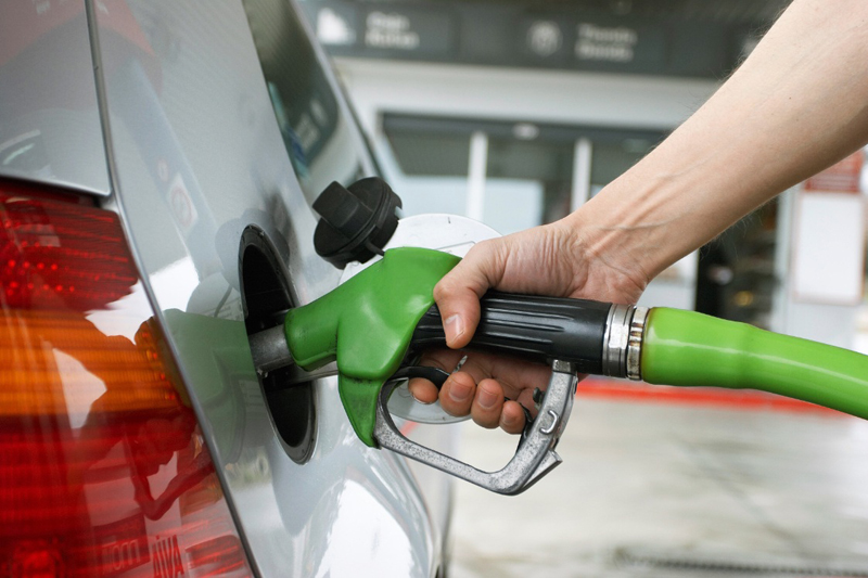 Combustibles bajarán hasta ¢27 por litro la próxima semana