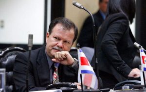 Diputado evangélico pide controlar ingreso de chinos a Costa Rica