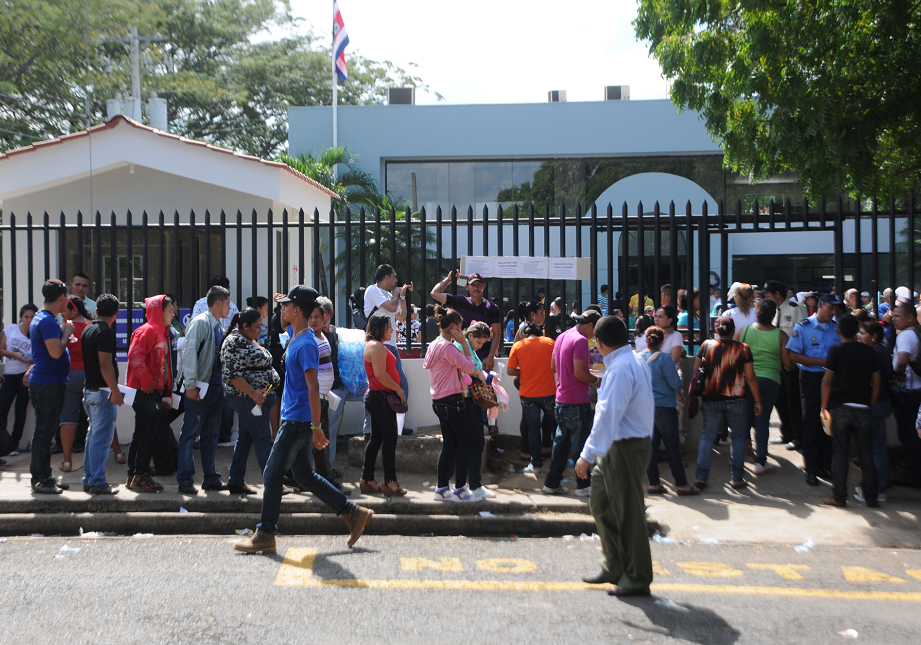 Solicitantes de visa abarrotan consulado tico en Nicaragua, pese a nuevo sistema de citas
