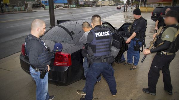 Fuerte operativo policial contra inmigrantes en Estados Unidos dejó cientos de detenidos