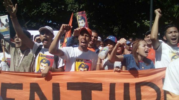 Venezolanos salen a pedir liberación de Leopoldo López, preso desde hace tres años