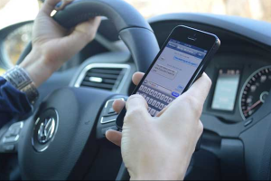 1881 conductores fueron sancionados en 2016 por usar celular mientras conducían