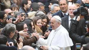 El papa Francisco pidió a los universitarios dialogar sin computadoras y con el corazón