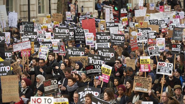 Miles de personas protestaron contra Donald Trump en Europa y Estados Unidos