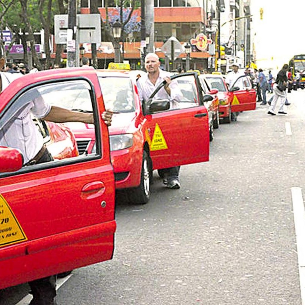 Sala IV da razón a taxistas y reactiva multas contra choferes de Uber