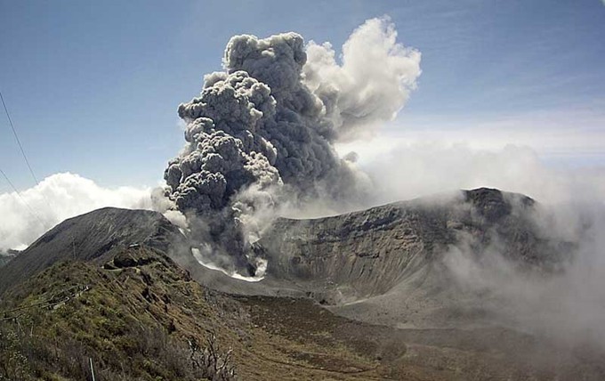Coloración rojiza de cráter del Volcán Turrialba no se puede relacionar con ascenso de lava